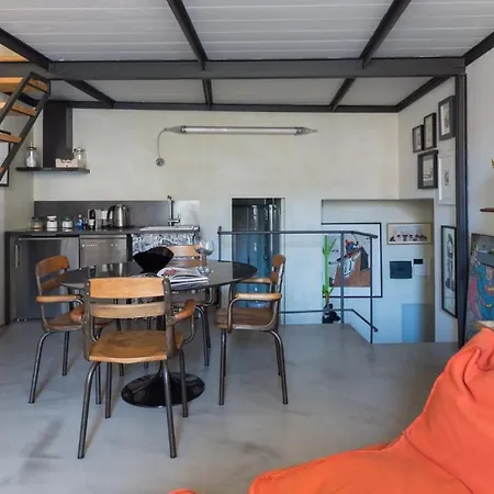 Apartment Plum Guide - En Garde *