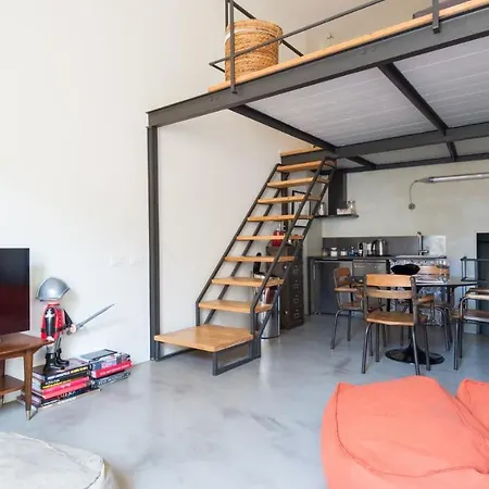 Apartment Plum Guide - En Garde *